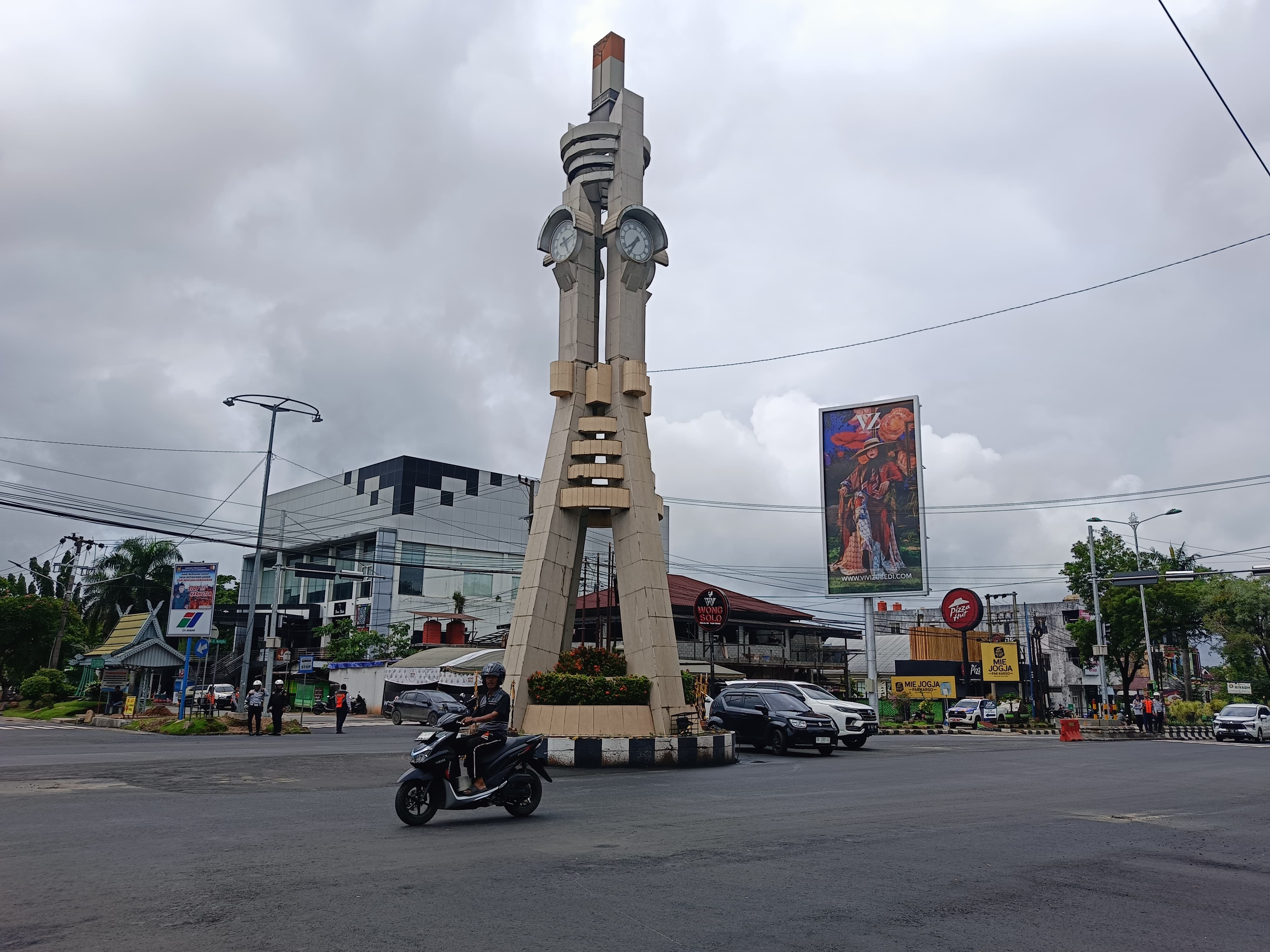 DIPERTAHANKAN: Keberadaan Tugu Adipura setelah ada Area Traffic Control System (ATCS) dianggap menghalangi pandangan bagi banyak pengguna jalan. (SHEILA FARAZELA/RADAR BANJARMASIN)