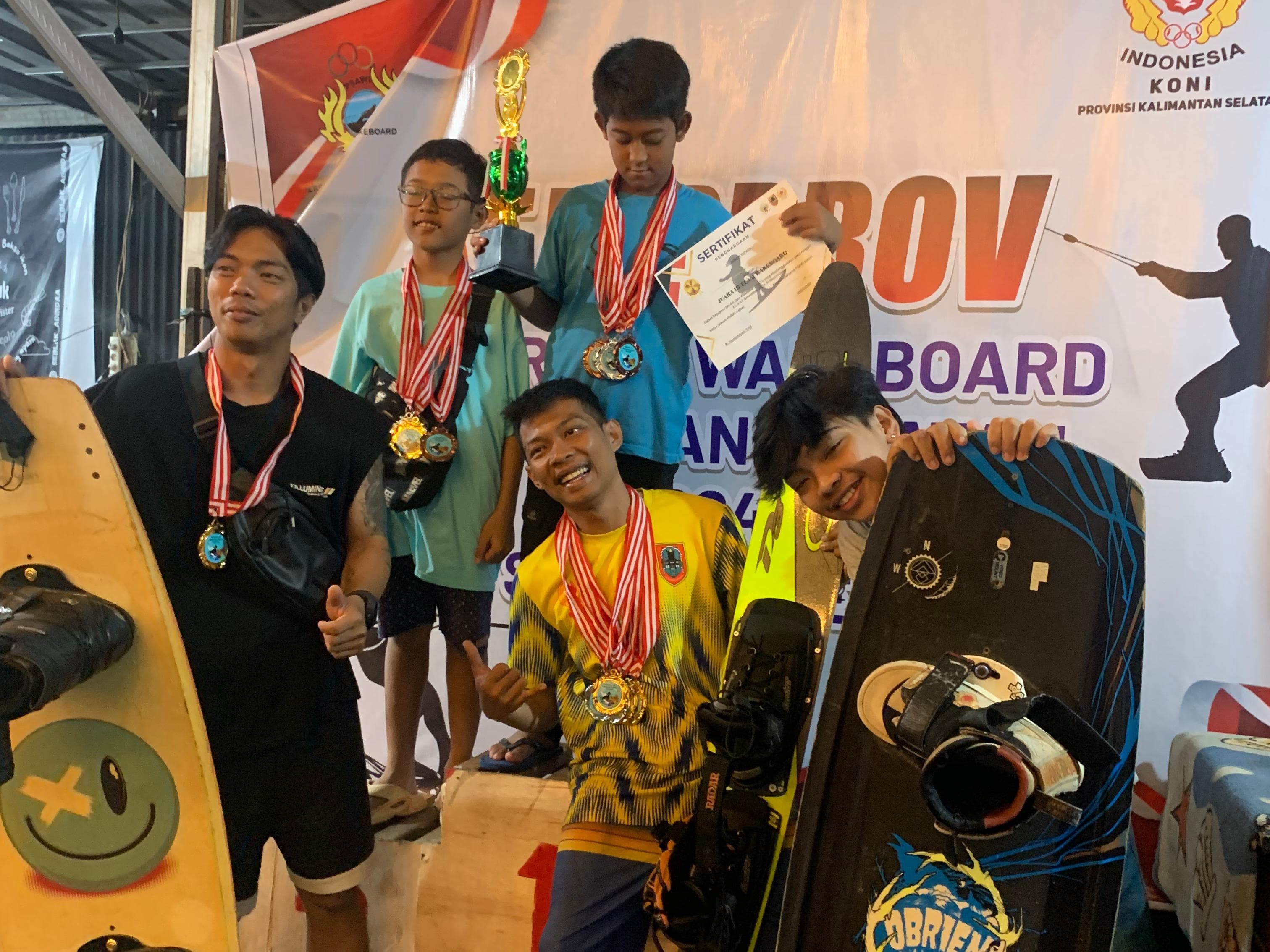NAIK PODIUM:Para atlet ski air Kota Banjarmasin yang berhasil menyabet medali di Kejurprov Ski Air dan Wakeboard Kalsel 2024.(Dok: PSAWI Kalsel)