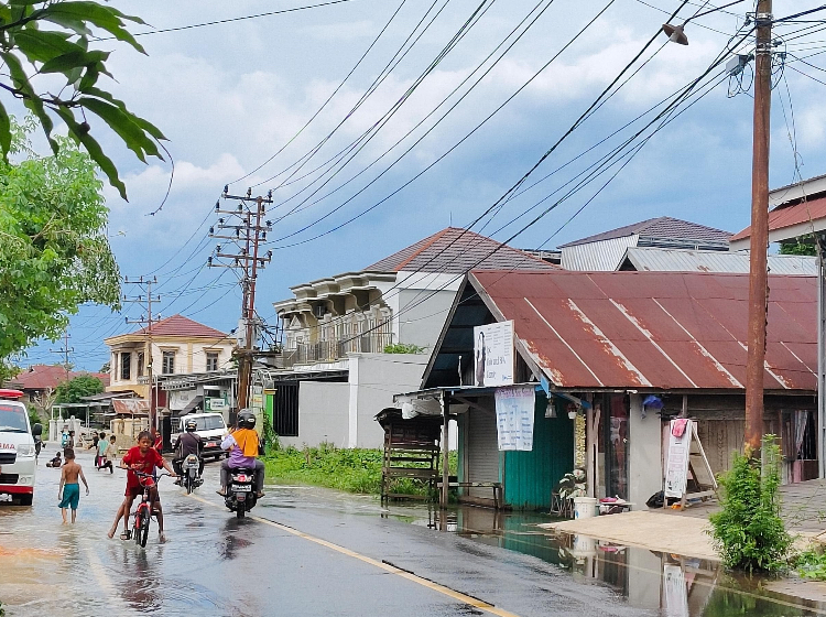 Suasana jalan lintas kabupaten dan provinsi, Jalan Rakha-Tanjung di Amuntai Utara, HSU.