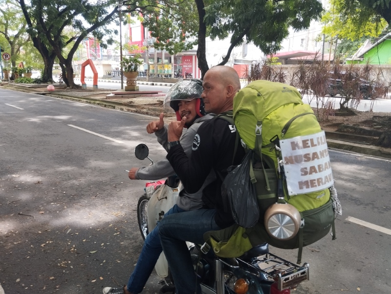 DAPAT TUMPANGAN: Yassir backpacker asal Aceh diantar seorang warga Banjarmasin ke Sekumpul, Martapura