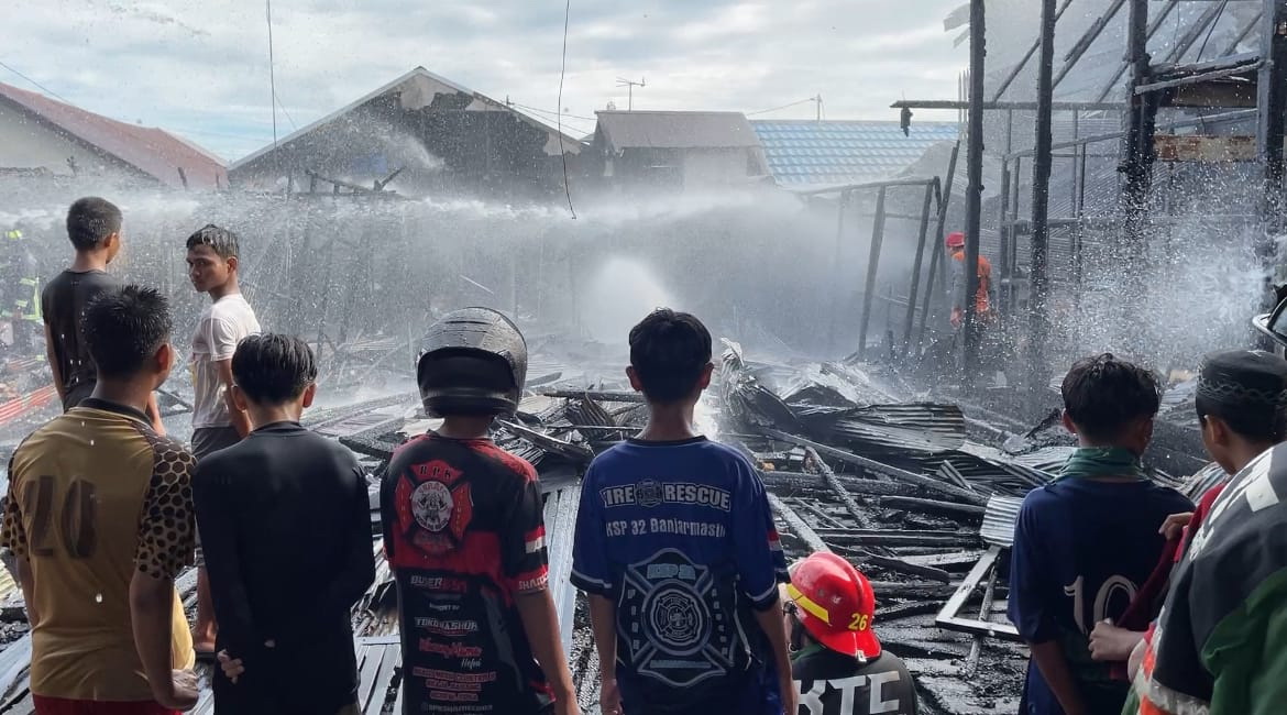 PENYIRAMAN: Kebakaran melanda Kompleks Air Mantan, Jalan Yos Sudarso, Banjarmasin Barat, Jumat (27/12) sekitar pukul 15.30.