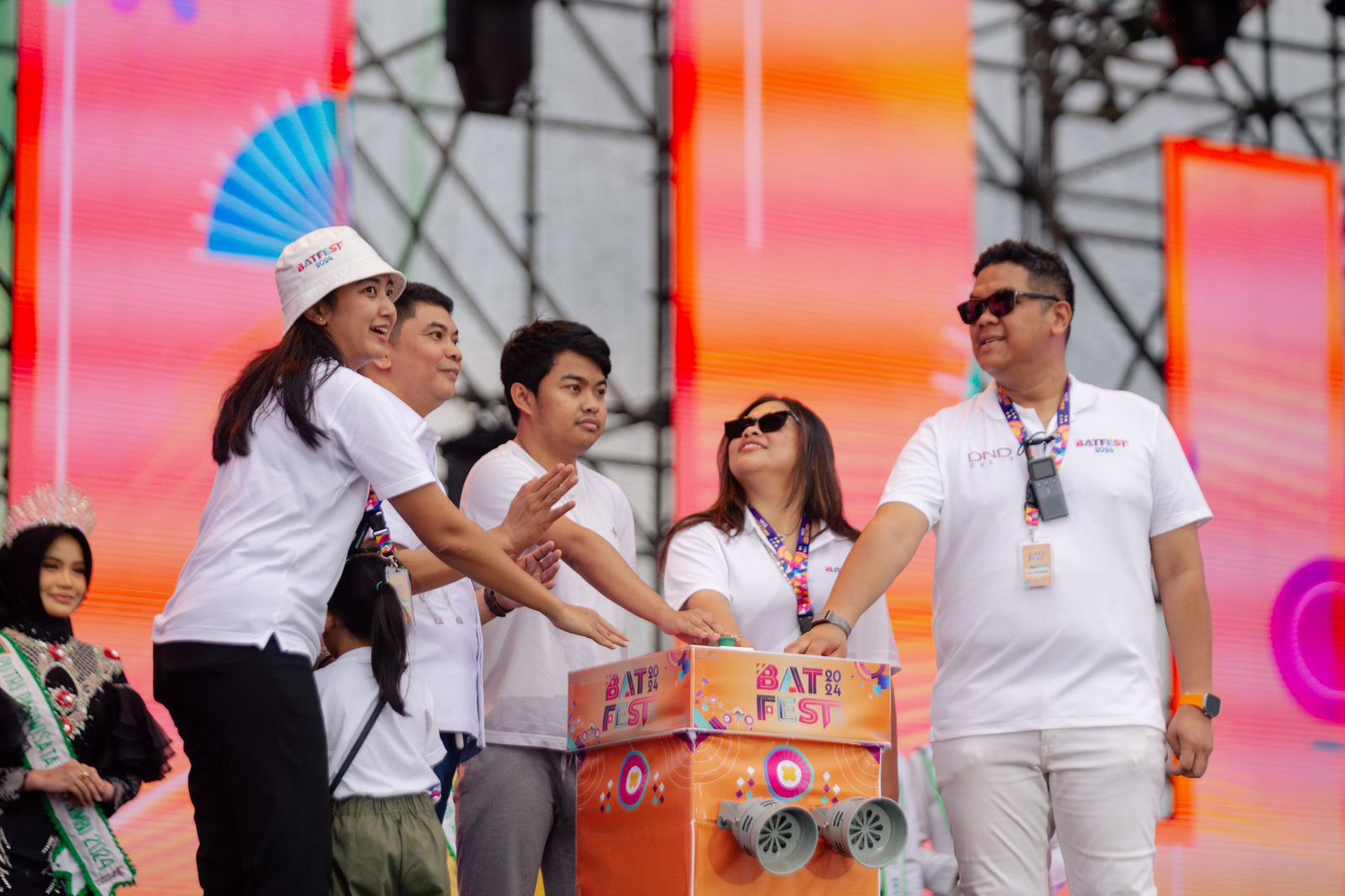 RESMI DIBUKA:Batulicin Festival (Batfest) 2024 resmi dibuka dengan tombol sirine oleh Eksekutif Produser Batfest 2024, Hj Liana Saputri, Jumat (27/12/2024).