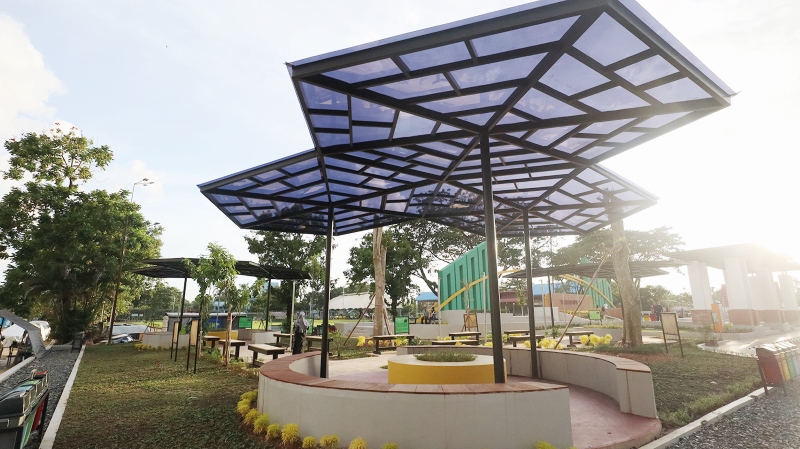 TEMPAT DUDUK: Banyak disediakan tempat duduk untuk bersantai.
