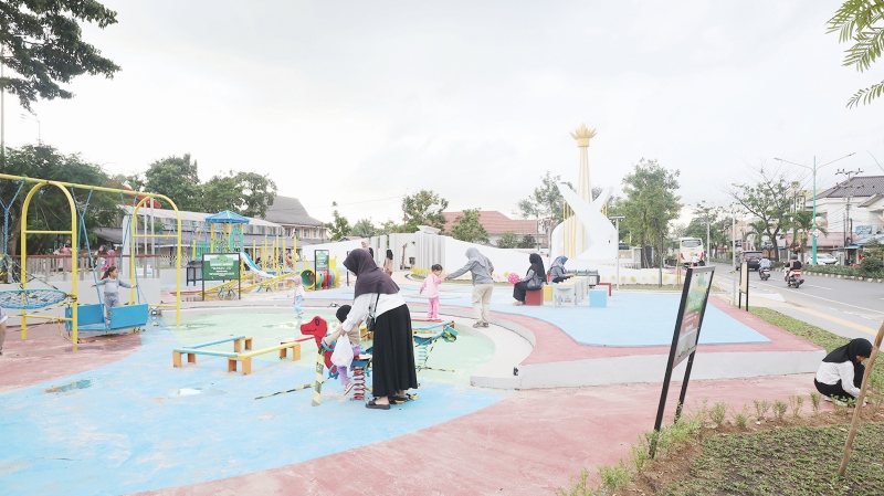 SUDAH DIDATANGI: Anak-anak bersama orang tua asyik bermain di fasilitas yang disediakan.