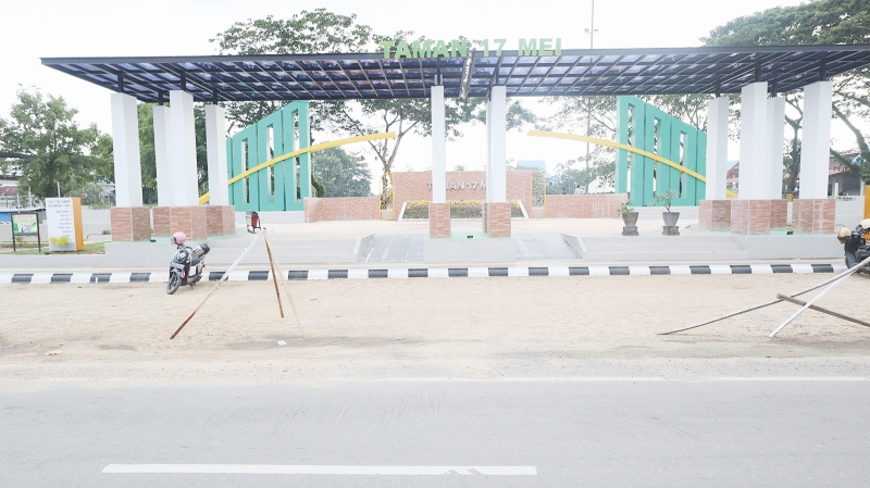 TAMAN 17 MEI: Sudah banyak masyarakat yang bersantai sambil berfoto di Taman Basimban 17 Mei