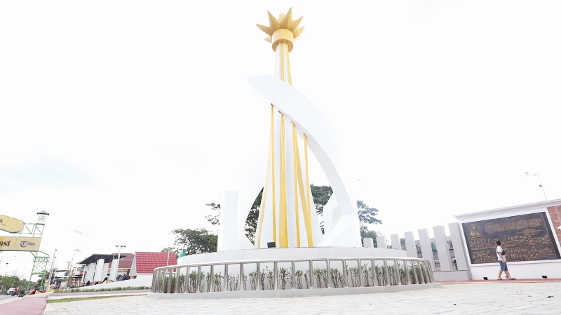 TUGU: Di samping bangunan Taman Basimban 17 Mei ada bangunan tugu.