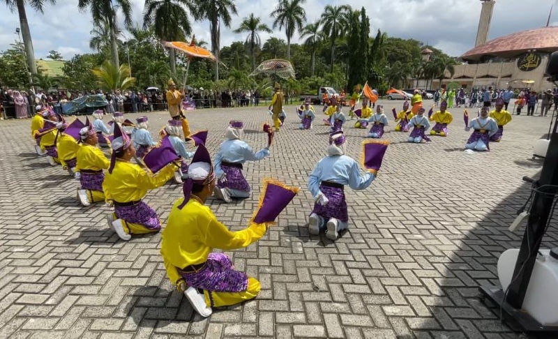 FESTIVAL: Sebanyak 8 grup sinoman hadrah unjuk kebolehan di halaman Masjid Sabilal Muhtadi Banjarmasin, Minggu (29/11).