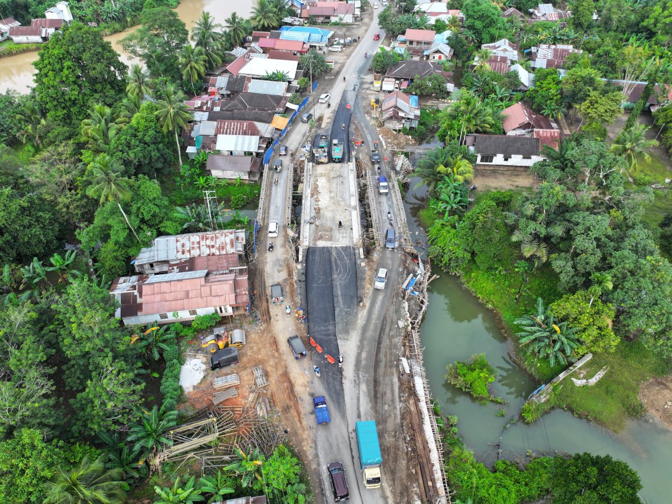 SUDAH BISA DILINTASI: Jembatan Atanik, Mataraman sudah dibuka. Jembatan ini pun sudah bisa dilalui saat pelaksanaan Haul Sekumpul. (PJN untuk Radar Banjarmasin)