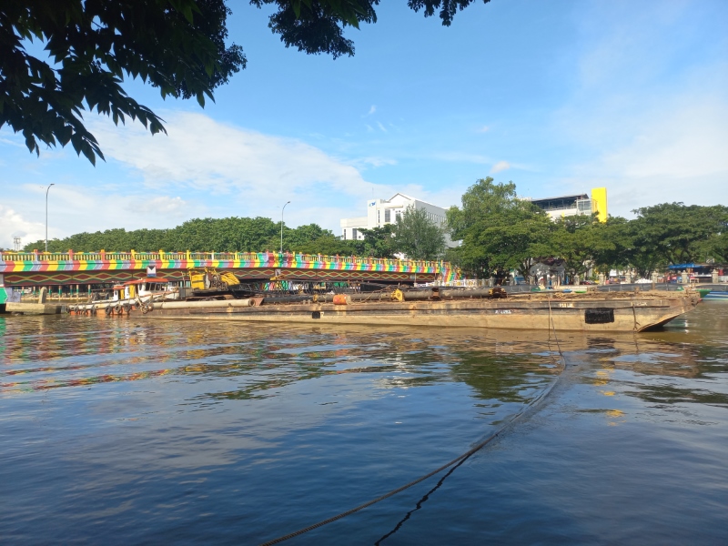 MENUNGGU SURUT: Kapal tongkang pembawa crane ditambat di kawasan Jembatan Merdeka, menunggu sungai surut untuk melewati Jembatan Dewi.