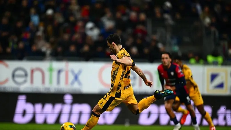 PENALTI: Momen pemain Inter Milan, Hakan Calhanoglu mencetak gol ke gawang Cagliari melalui eksekusi penalti. (Foto: X/Inter Milan)
