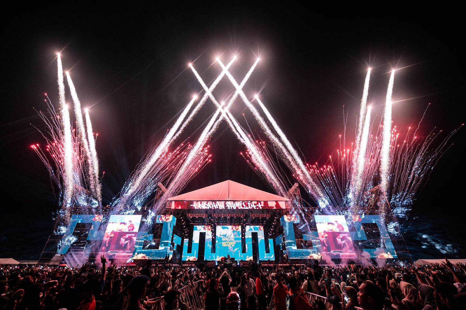 LAUTAN MANUSIA:Konser NDX AKA di Batfest 2024 dipenuhi penonton di Pantai Jhonlin Festival di Kelurahan Tungkaran Pangeran, Kecamatan Simpang Empat, Kabupaten Tanah Bumbu.