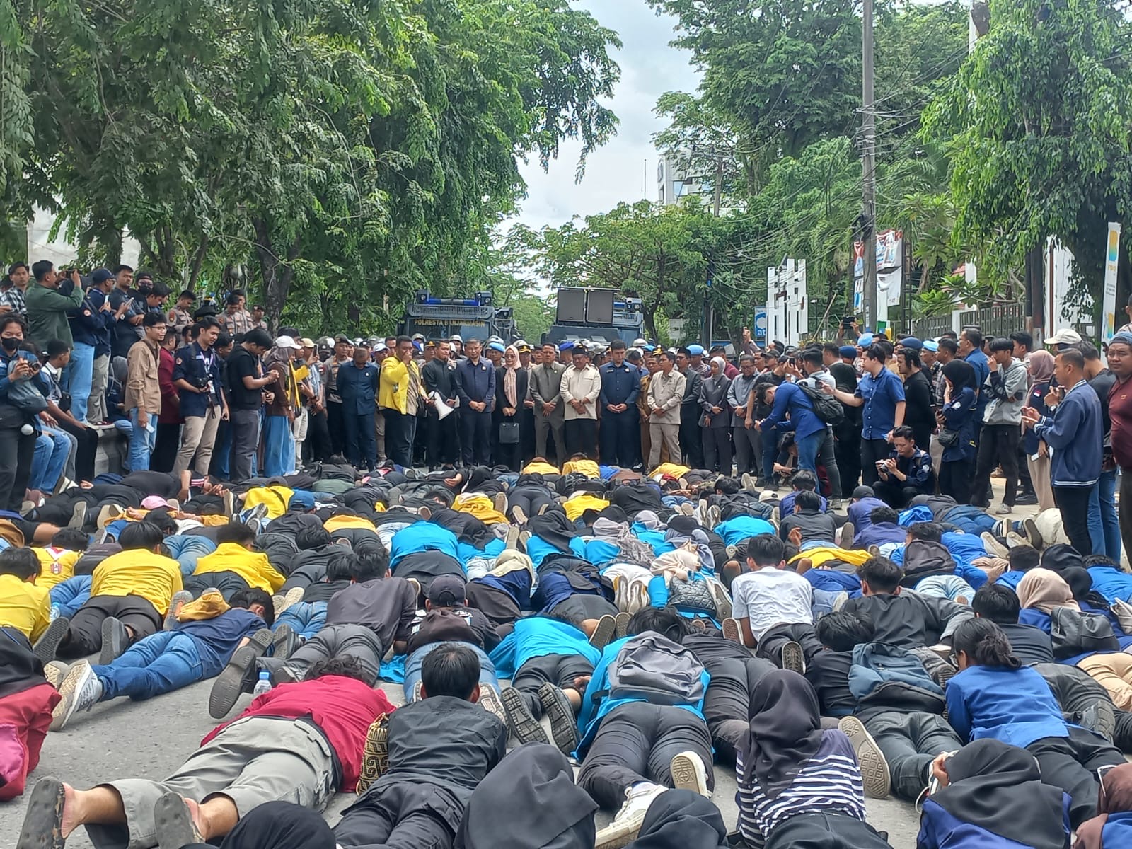 Ratusan mahasiswa tiarap di Jalan Lambung Mangkurat, Banjarmasin Tengah, depan kantor DPRD Kalimantan Selatan, Selasa (31/12/2024).