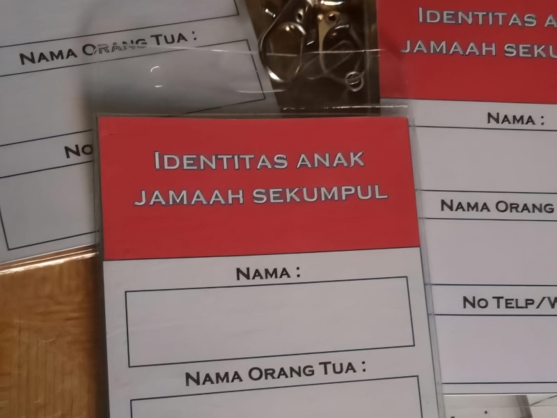 ANTISIPASI TERPISAH: Anak kecil yang ikut orang tuanya menghadiri Haul ke-20 Abah Guru Sekumpul diimbau untuk dikalungi identitas.