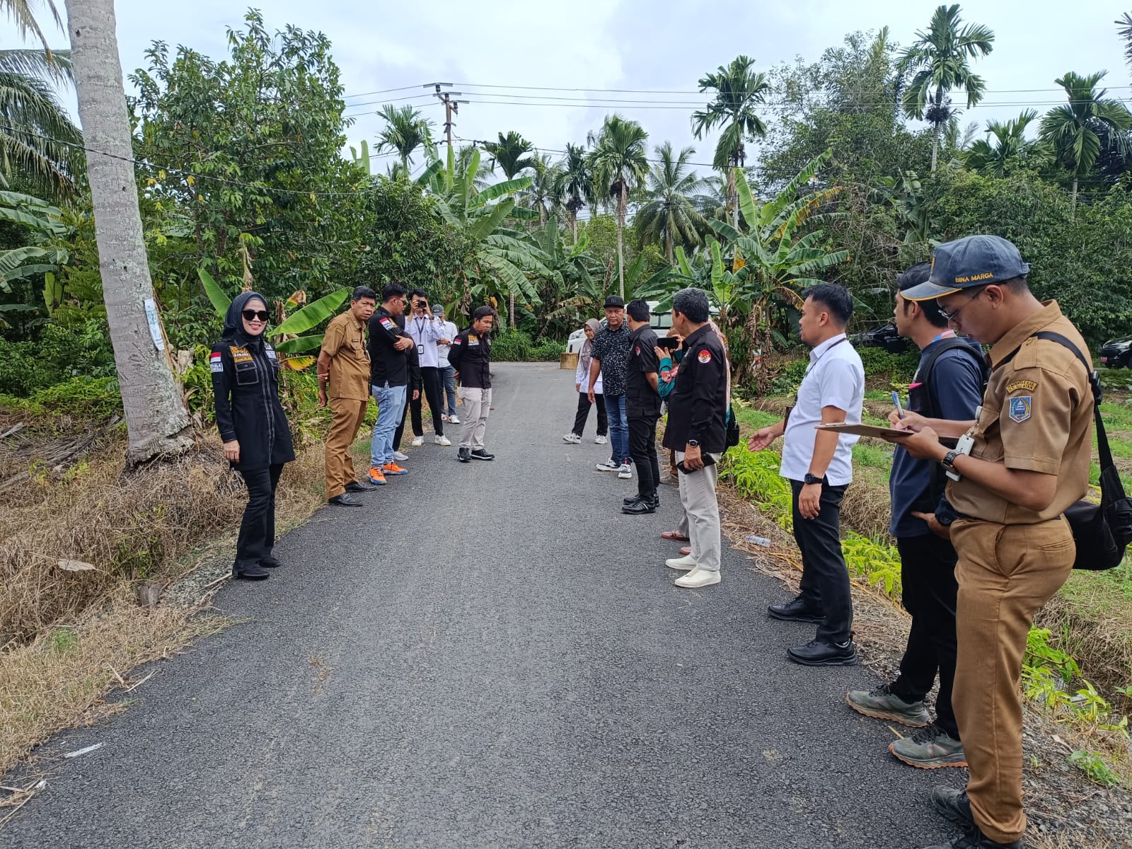 SIDAK:Komisi III DPRD Kabupaten HSS saat melakukan sidak peningkatan struktur ruas jalan Biti Kecamatan Kandangan, Selasa (31/12/2024).(Foto:Salahudin/Radar Banjarmasin)