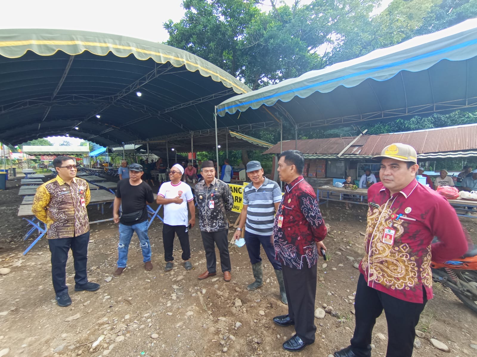 Warga menyiapkan Rest Area di Masjid Ansharuddin Desa Binderang, Lokpaikat, Kabupaten Tapin.