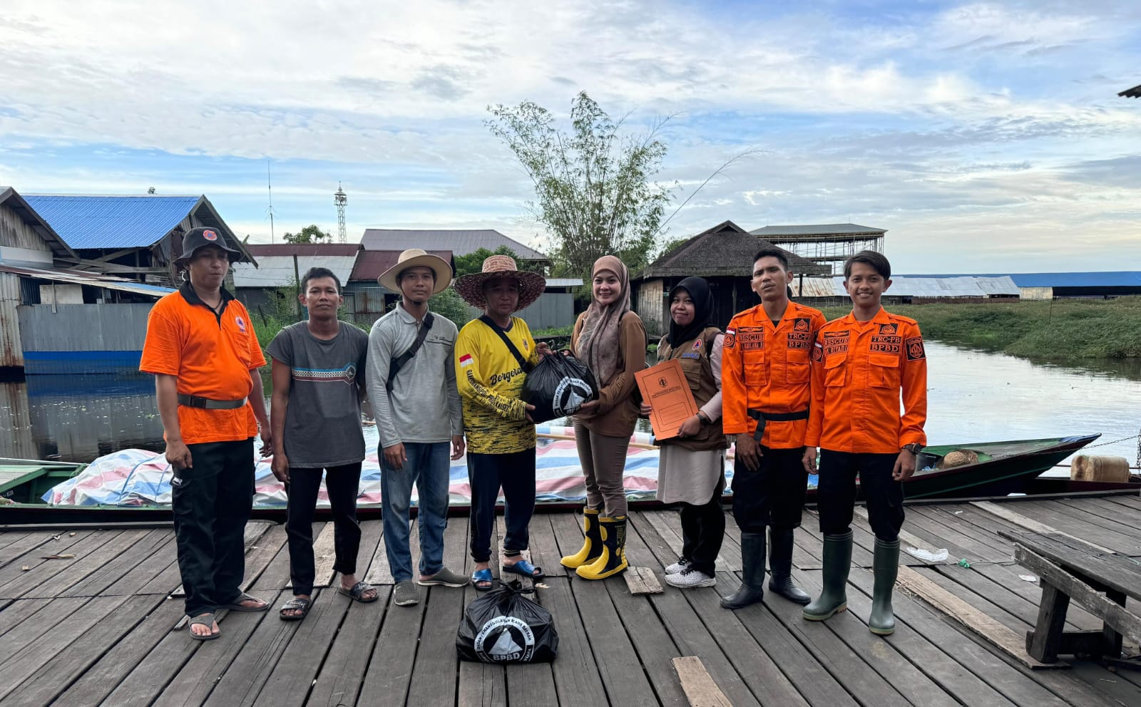 RESPONSIF: Bidang Kedaruratan dan Logistik BPBD HSU, saat menyerahkan bantuan banjir ke Desa Pinangkara Kecamatan Amuntai Tengah. (Foto: BPBD HSU)