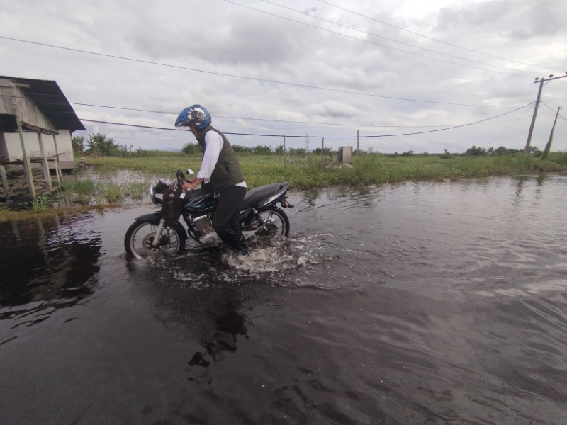 MOGOK : Sejumlah motor warga mendadak mati akibat nekat menerjang tingginya genangan banjir di jalan penghubung Desa Tungkaran dan Desa Keramat Baru, Kabupaten Banjar, Rabu (1/1/2025)