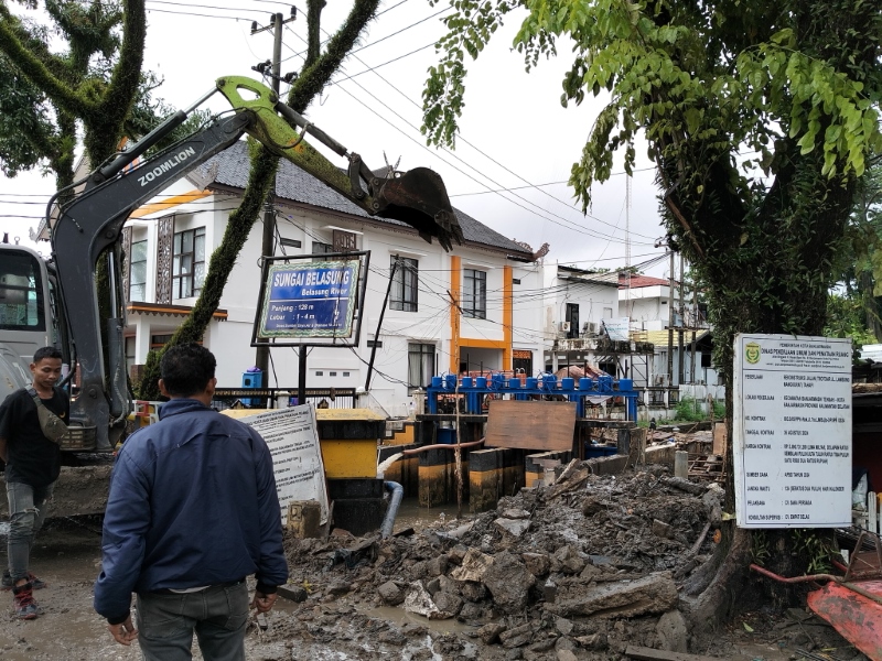 TELAT: Proyek rumah pompa dan pintu air Sungai Belasung di Jalan RE Martadinata, samping kantor BPBD Banjarmasin.