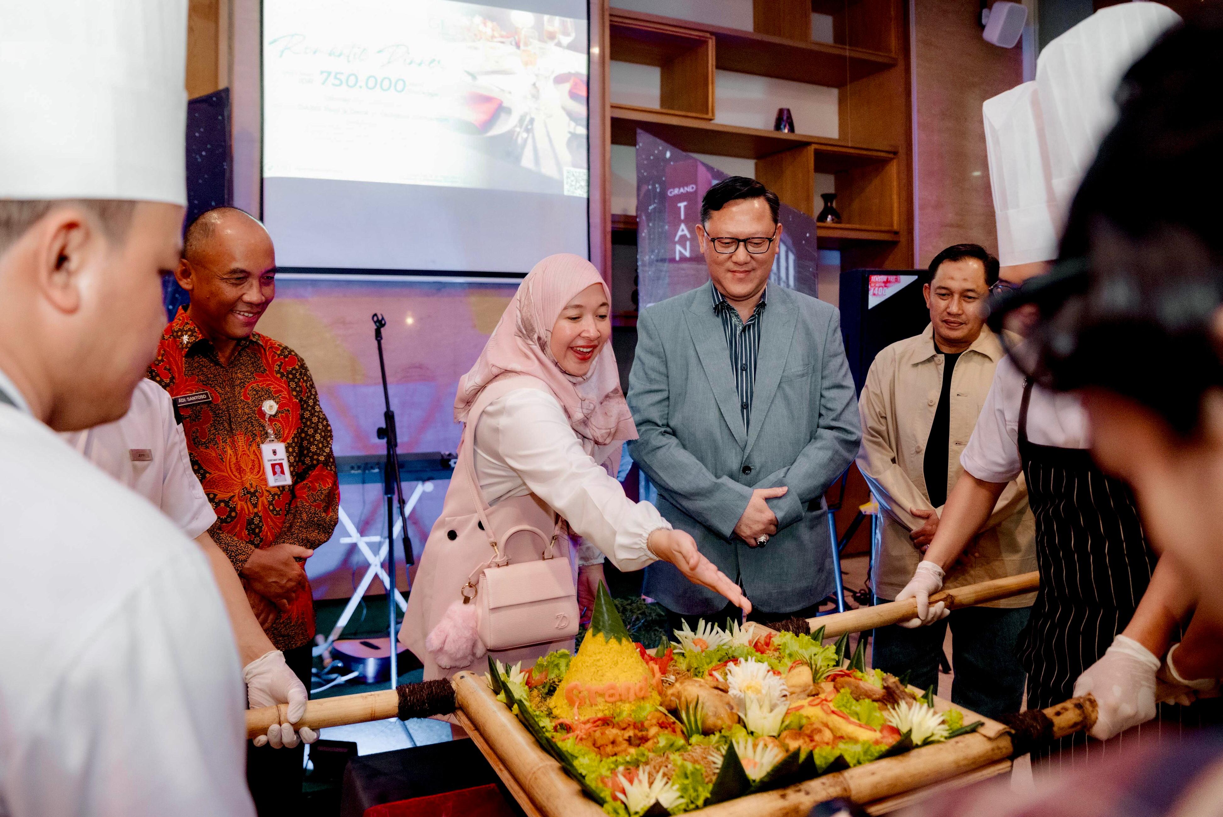 POTONG TUMPENG: Keseruan momen Grand Opening Grand Tan Banjarmasin Hotel and Convention Center pada Selasa (31/12/2024) tadi.(foto-foto:Grand Tan untuk Radar Banjarmasin)