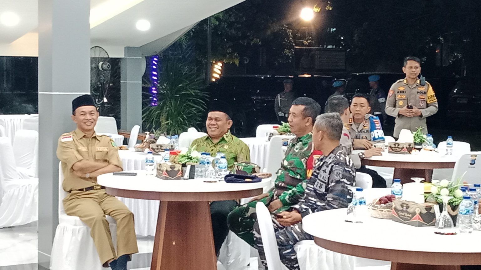 SINERGI: Sejumlah pejabat daerah dan aparat keamanan terlihat santai dan penuh keakraban dalam acara laporan situasi Kamtibmas di Polres Tanah Bumbu.(MC TANAH BUMBU)
