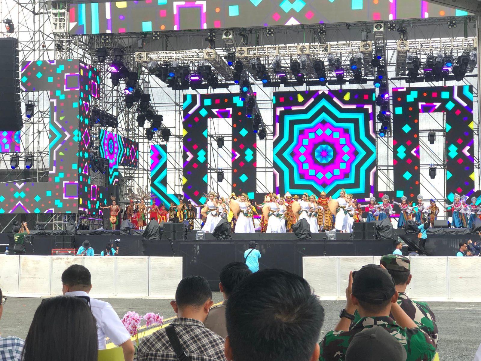 TAMPIL: Penari dari Sanggar Macan Merah Dayak Asli Kalimantan (MMDAK) membawakan Tari Danumahasur dalam pembukaan Batfest 2024, Jumat (27/12).(MC TANAH BUMBU)