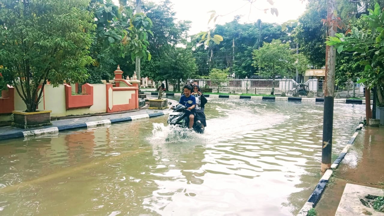 MAKIN DALAM: Kondisi jalan di Desa Bincau Muara Kecamatan Martapura, Kabupaten Banjar yang sudah mulai mengganggu aktivitas masyarakat.