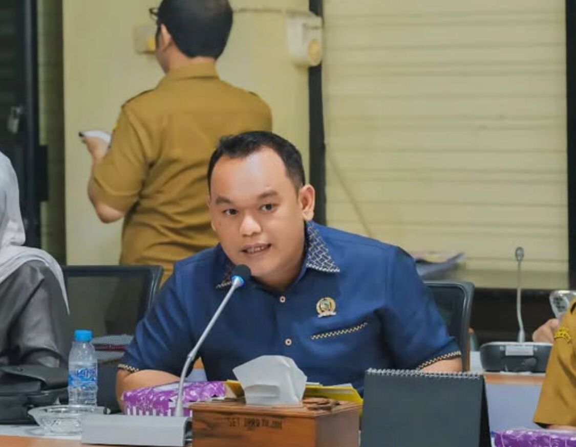 TEGAS:Awaludin, Wakil Ketua DPRD Kotabaru saat memimpin Rapat Dengar Pendapat di DPRD Kotabaru.(Foto:Awaludin untuk Radar Banjarmasin)