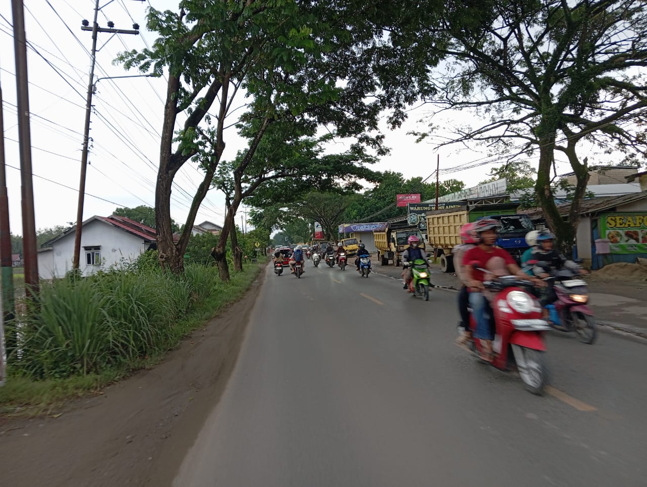MULAI PADAT:Pengendara yang menuju ke haul Guru Sekumpul mulai memadati jalan di Kabupaten Tapin, Sabtu (4/12/2024).(Foto:Rasidi Fadli/Radar Banjarmasin)