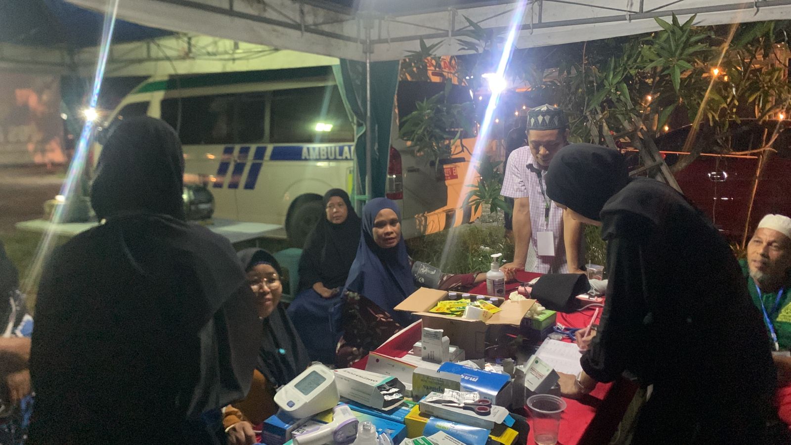 KESEHATAN: Jemaah Haul Guru Sekumpul berobat di Posko Kesehatan RS Damanhuri Barabai di Sekumpul Raya. (Foto: Tim Posko untuk Radar Banjarmasin).