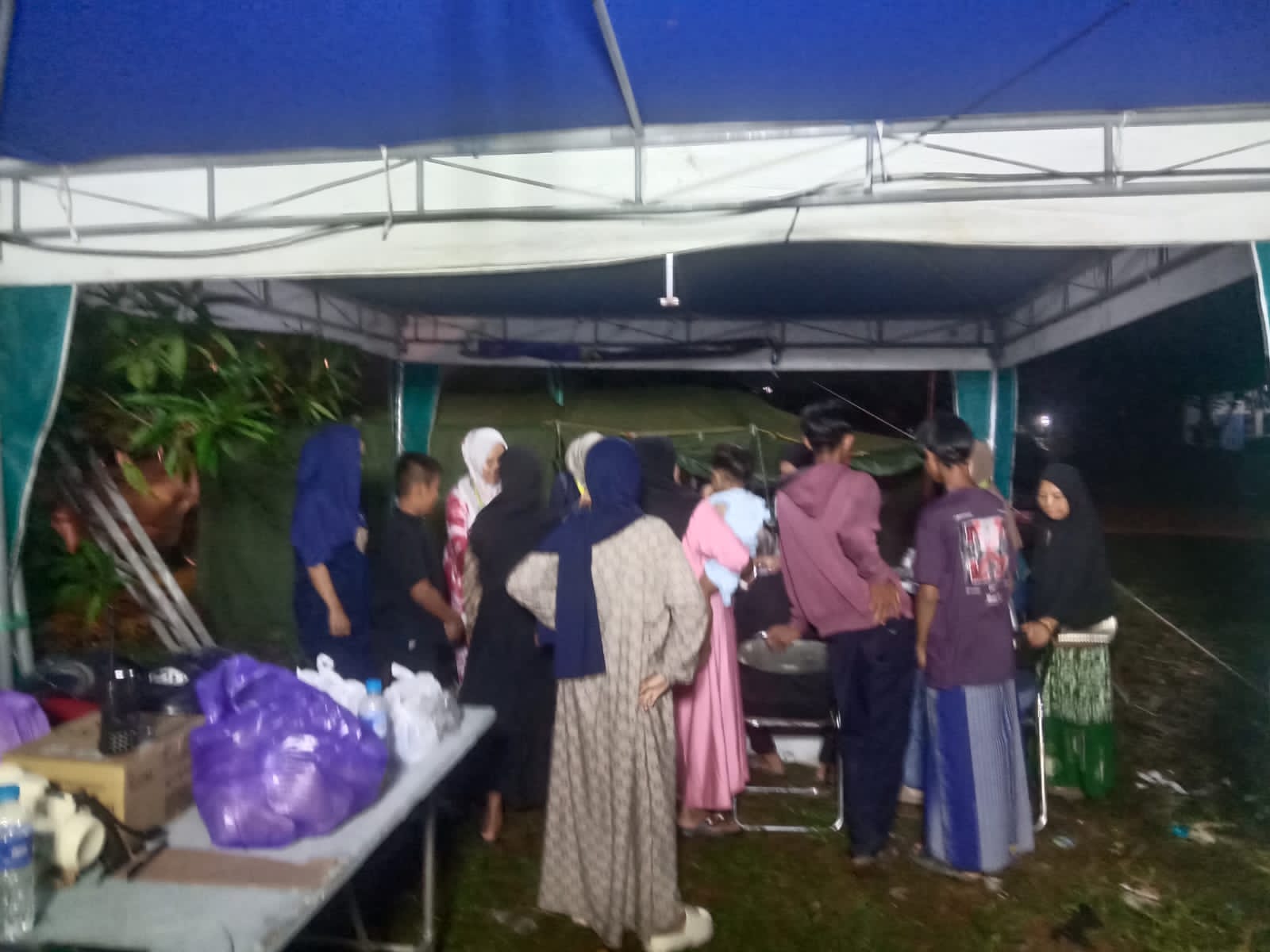 KESEHATAN: Jemaah Haul Guru Sekumpul berobat di Posko Kesehatan RS Damanhuri Barabai di Sekumpul Raya. (Foto: Tim Posko untuk Radar Banjarmasin).