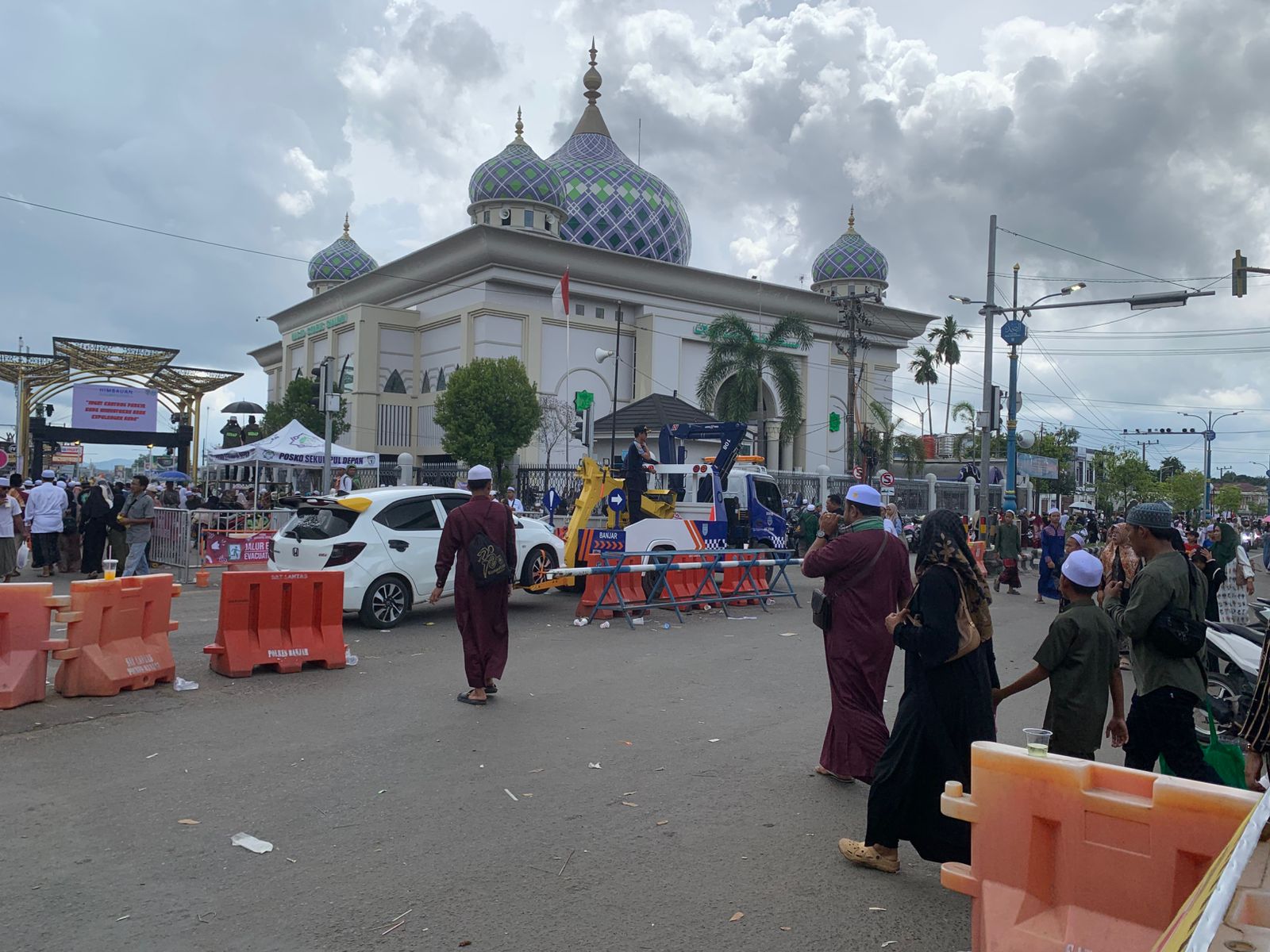 DIDEREK: Mobil yang parkir sembarangan di derek petugas Dishub gabungan (SHEILA FARAZELA/RADAR BANJARMASIN)