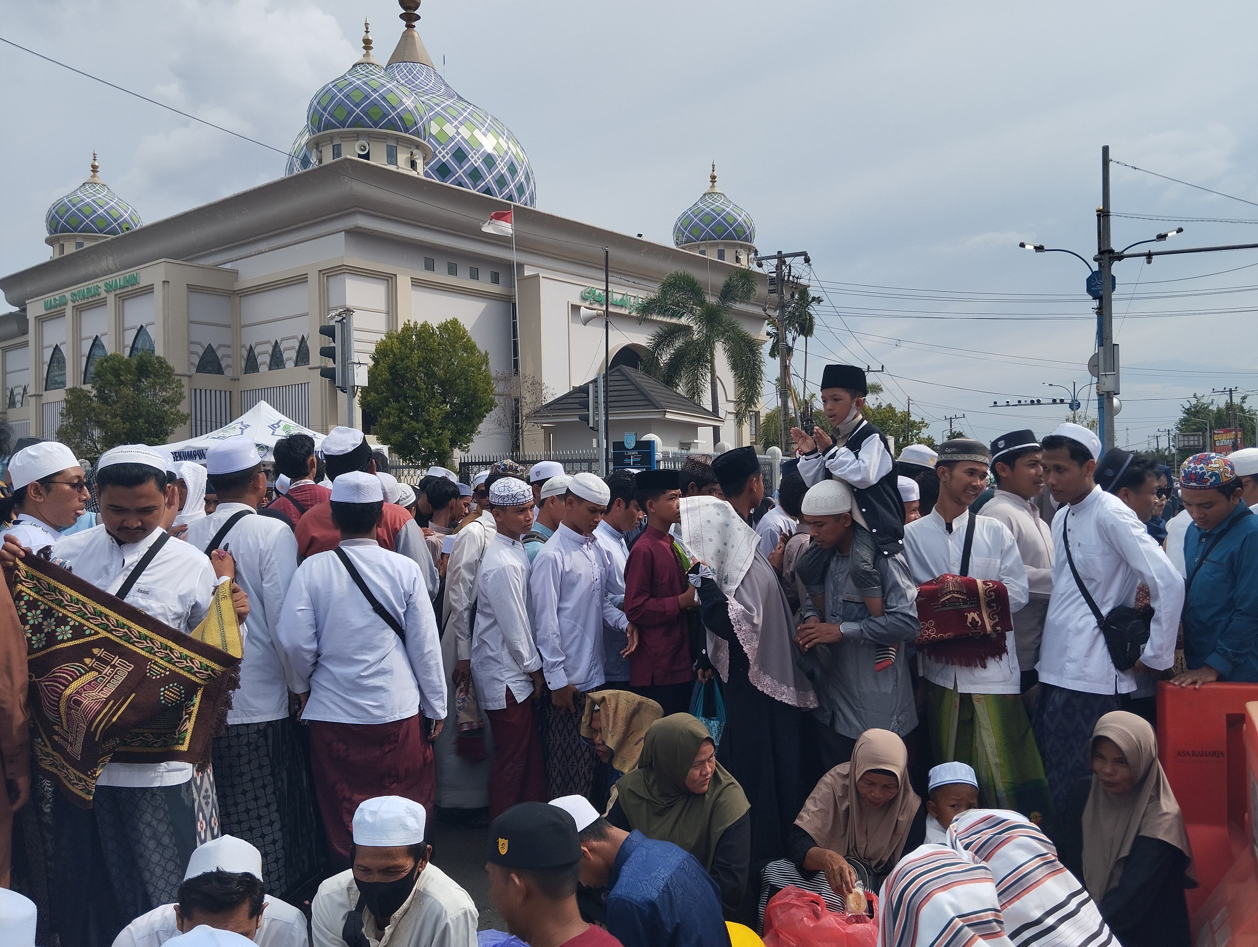 PENUH: Suasana Jalan Sekumpul yang dipadati jemaah pada momen haul ke-20 KH Muhammad Zaini bin Abdul Ghani (Abah Guru Sekumpul). (FADLAN ZAKIRI/RADAR BANJARMASIN)