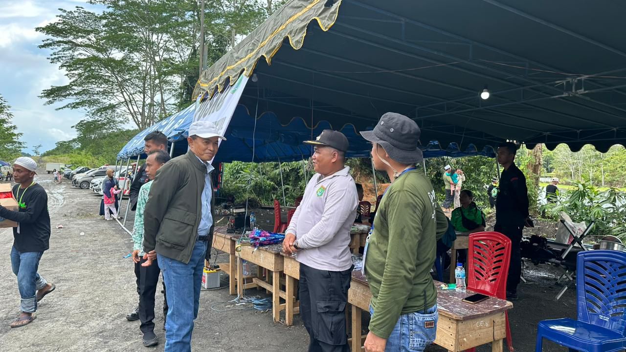 MONITORING: Sekda Tanah Bumbu, Ambo Sakka, memantau posko rest area KM 62 di Kecamatan Mantewe untuk memastikan kenyamanan jamaah yang menuju Haul Guru Sekumpul. (MC TANAH BUMBU)