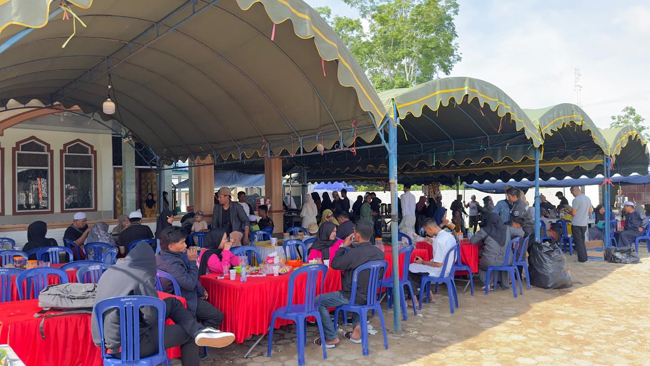 RAMAI: Suasana di Posko Sungai Loban menyambut jemaah Haul Guru Sekumpul ke-20, dengan fasilitas lengkap untuk kenyamanan selama perjalanan.(MC TANAH BUMBU)