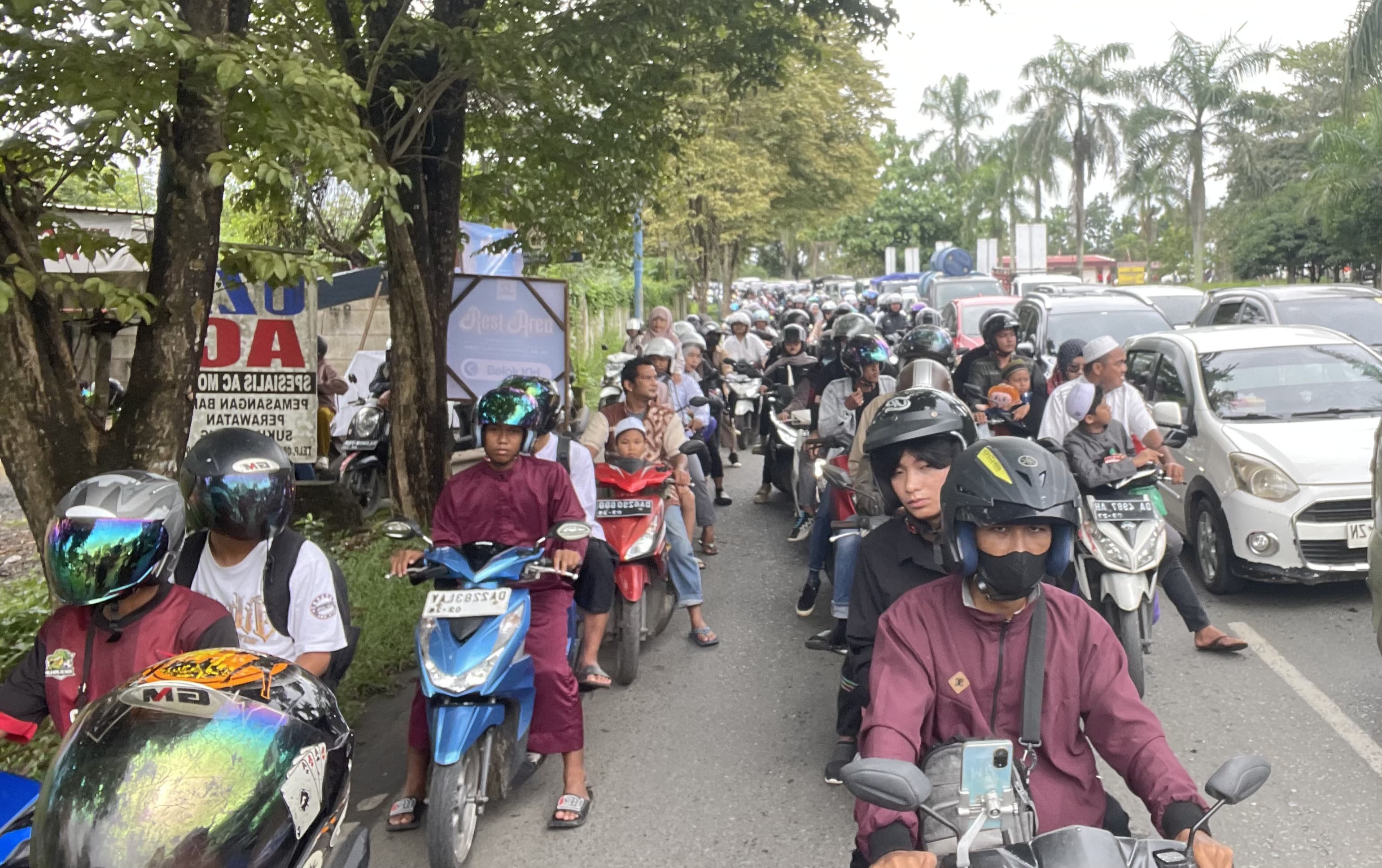 PUNCAK: Para jemaah saat menuju Sekumpul untuk mengikuti puncak Haul ke-20 Guru Sekumpul, Minggu (5/1) malam ini.