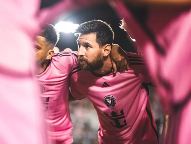 PENGHARGAAN: Penyerang Inter Miami yang juga mega bintang sepak bola asal Argentina, Lionel Messi mendapatkan penghargaan Presidensial Medal of Freedom dari Presiden Amerika Serikat, Joe Biden.