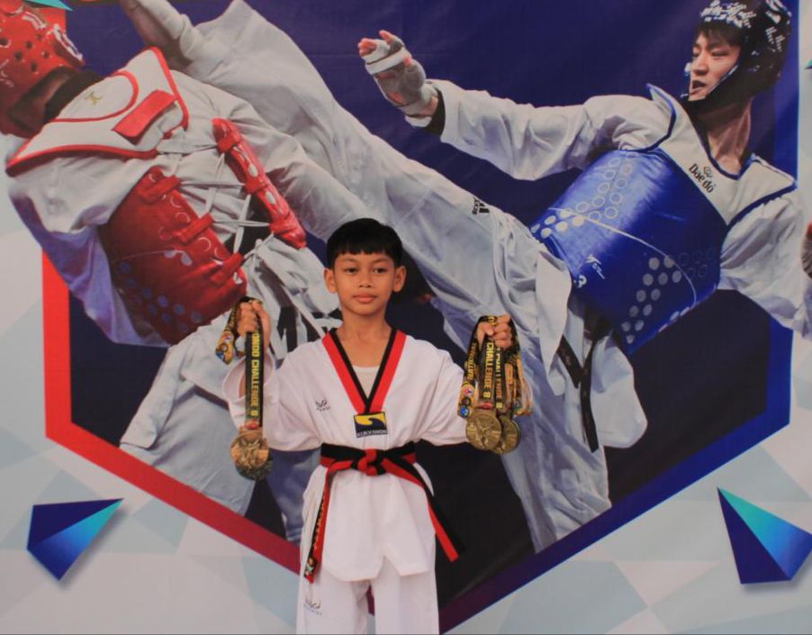 JUARA: Alden Mikael Syaf memperlihatkan lima medali yang didapatkannya dalam Kejurnas Taekwondo di Tangerang (Banten). Foto: Tahta untuk Radar Banjarmasin.