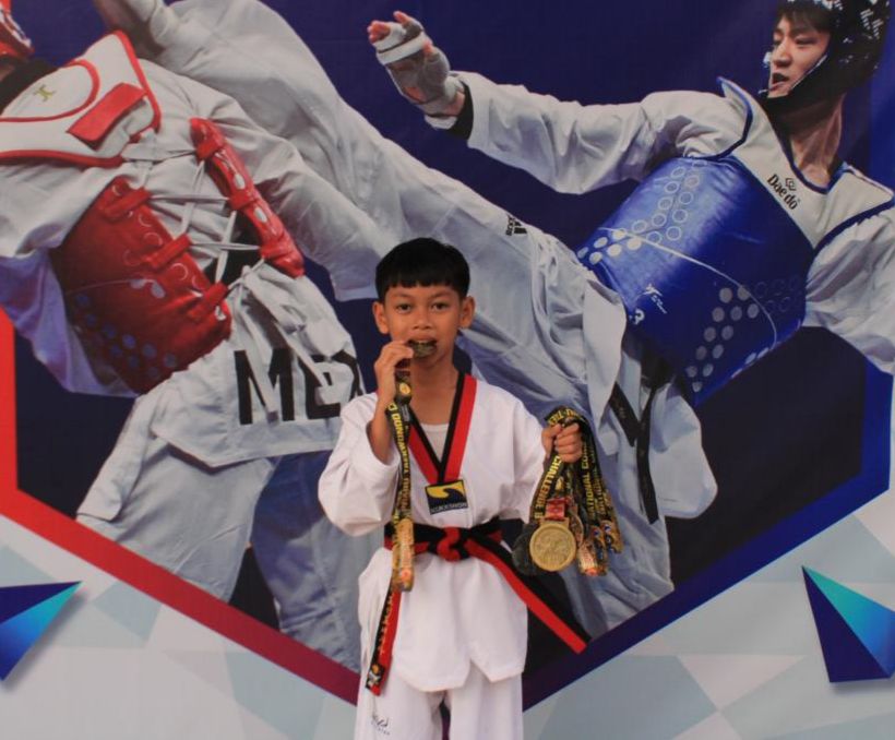 JUARA: Alden Mikael Syaf memperlihatkan lima medali yang didapatkannya dalam Kejurnas Taekwondo di Tangerang (Banten). Foto: Tahta untuk Radar Banjarmasin.