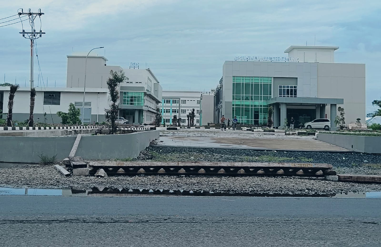 GEDUNG BARU: Bangunan RSUD Pambalah Batung Amuntai yang baru di Desa Muara Tapus, Kecamatan Amuntai Tengah, Kabupaten HSU. (Foto: M.Akbar/Radar Banjarmasin)