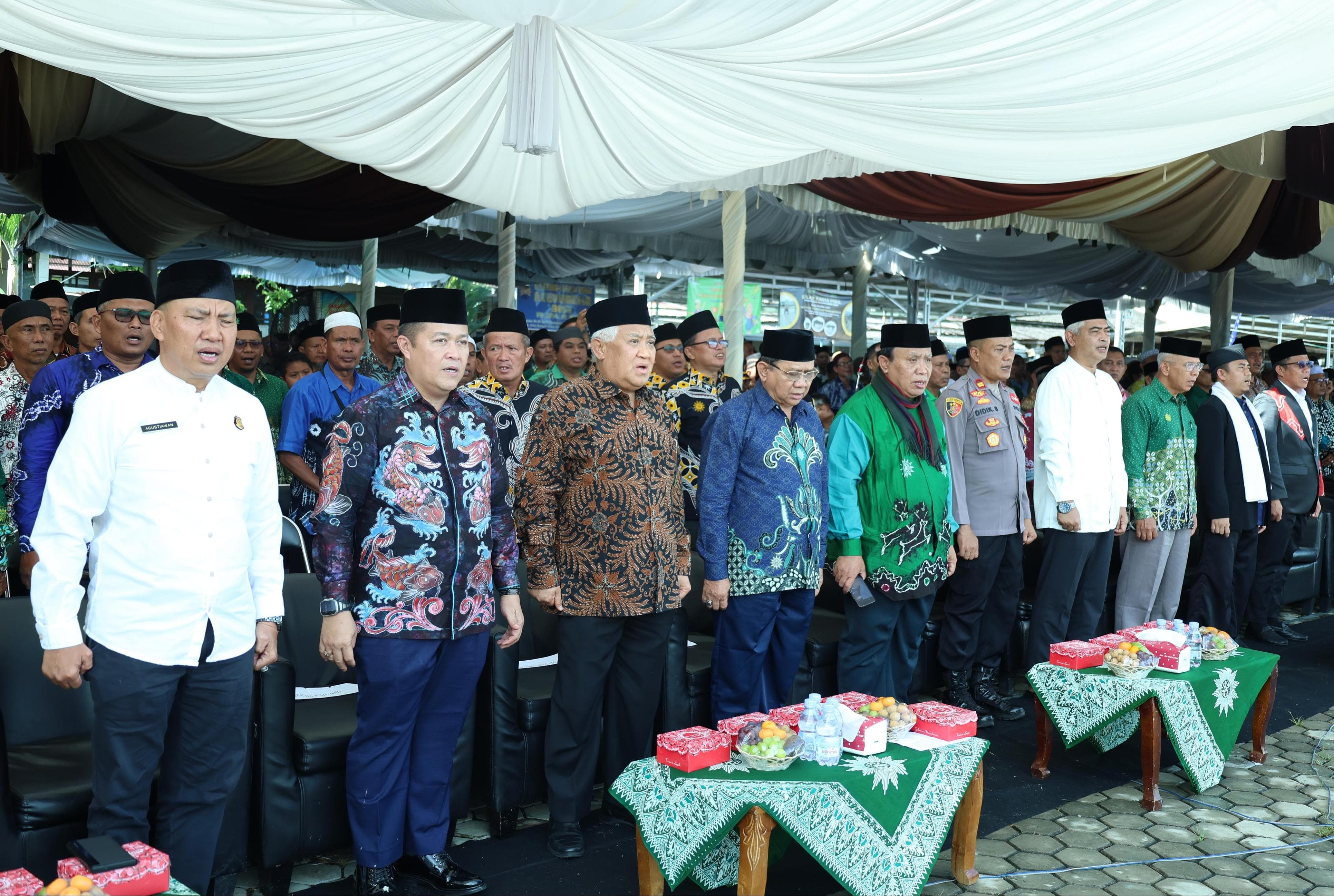 HADIR: Prof Dr KH Din Syamsudin (tiga dari kiri) saat hadir di MBS Nurul Alimin Alabio, Kecamatan Sungai Pandan, Kabupaten HSU. (Foto: Istimewa)