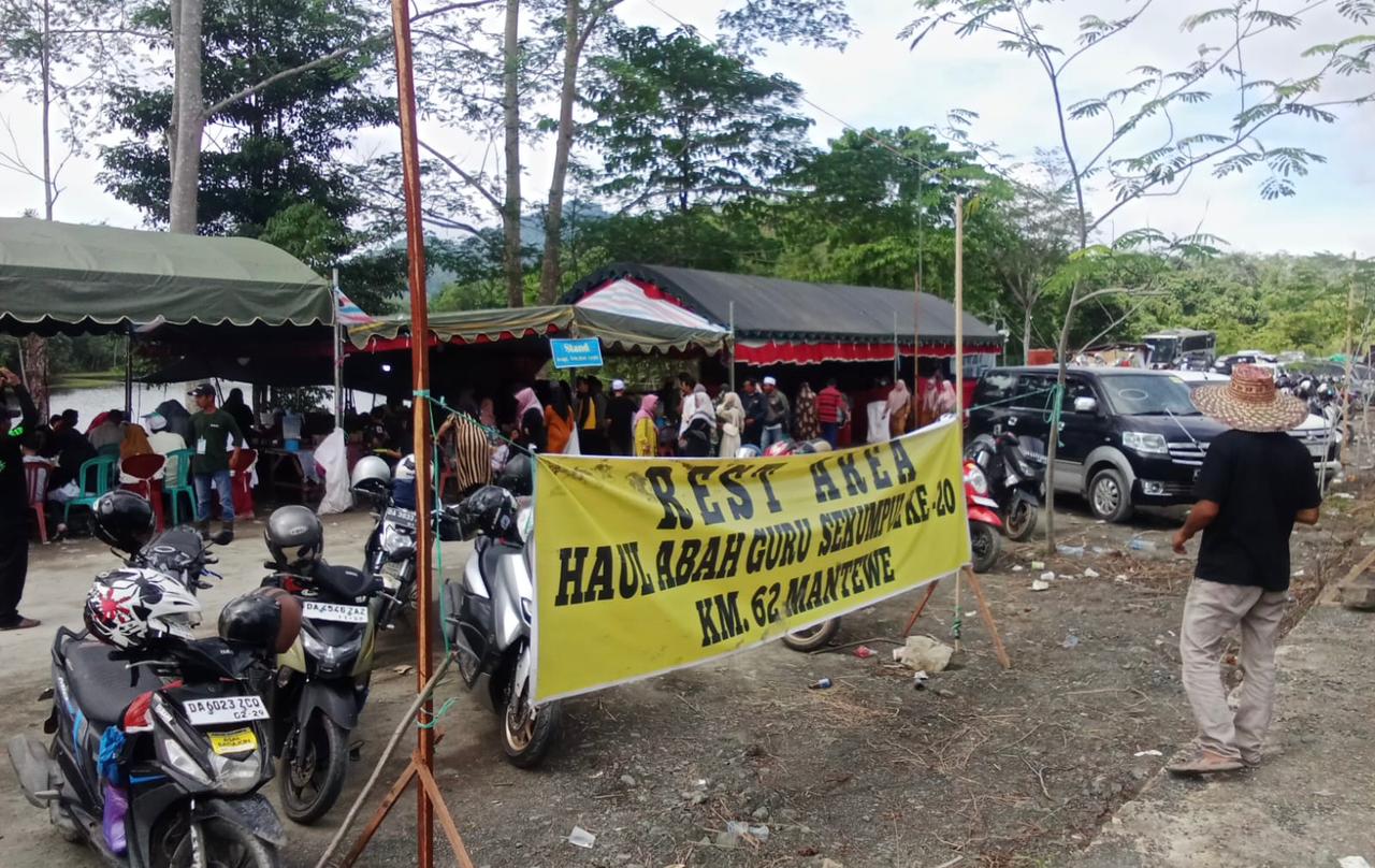 SINGGAH: Jemaah Haul Guru Sekumpul singgah di rest area KM 62, Mantewe, untuk beristirahat dan menikmati fasilitas yang disediakan Pemkab Tanah Bumbu, saat arus balik. (Foto: PKJR Tanah Bumbu untuk Ra