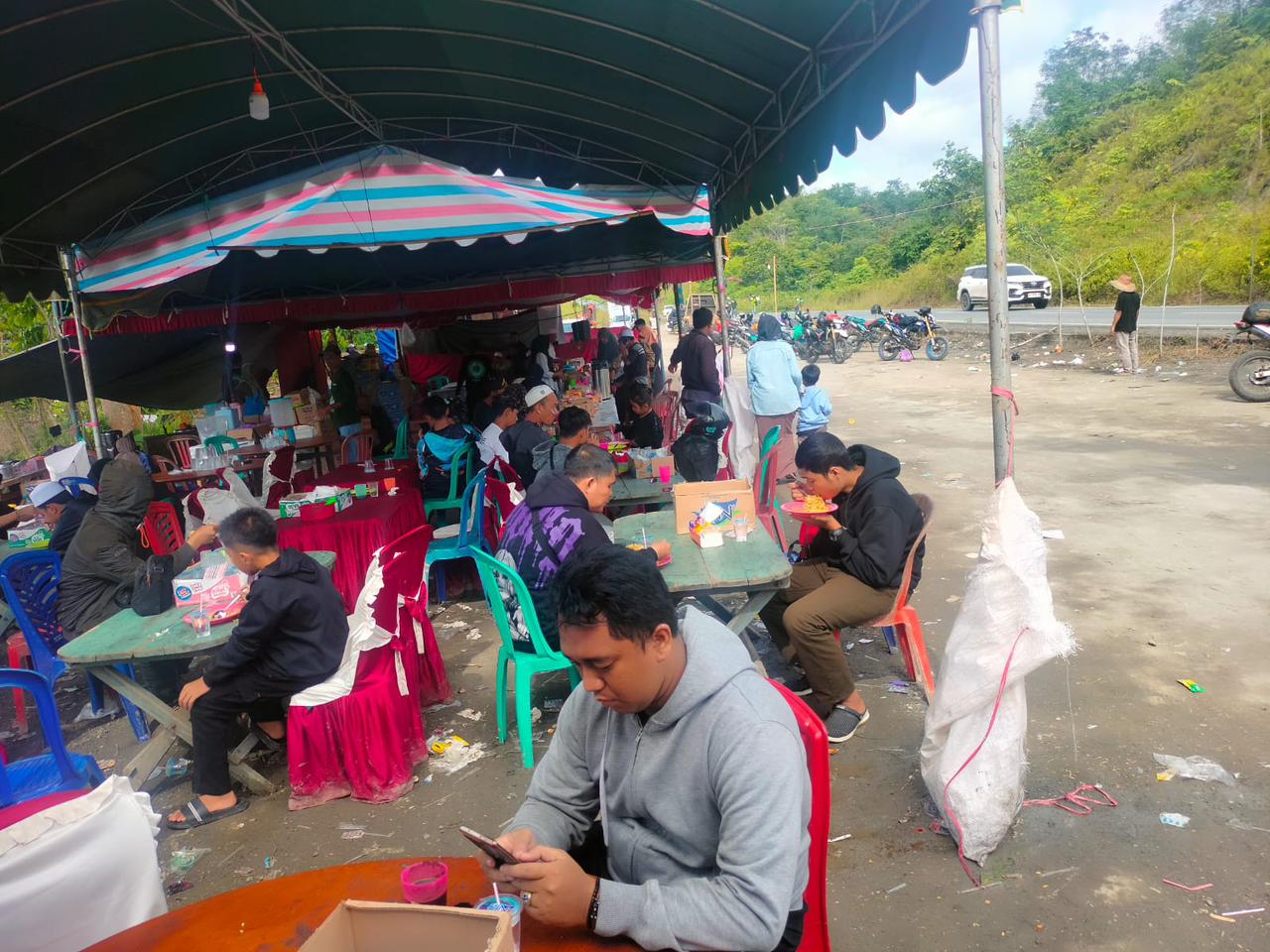 SINGGAH: Jemaah Haul Guru Sekumpul singgah di rest area KM 62, Mantewe, untuk beristirahat dan menikmati fasilitas yang disediakan Pemkab Tanah Bumbu, saat arus balik. (Foto: PKJR Tanah Bumbu untuk Ra