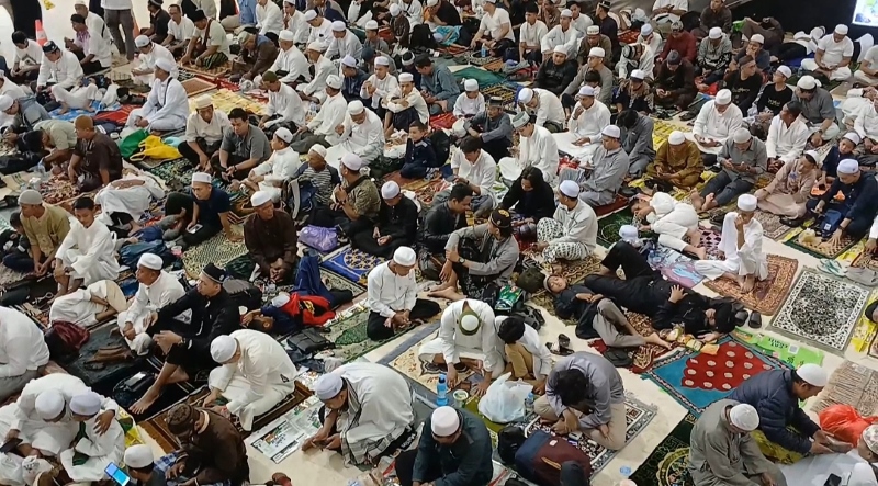 PENUH: Para jemaah menghamparkan sajadah untuk mengikuti Haul Abah Guru Sekumpul ke-20.