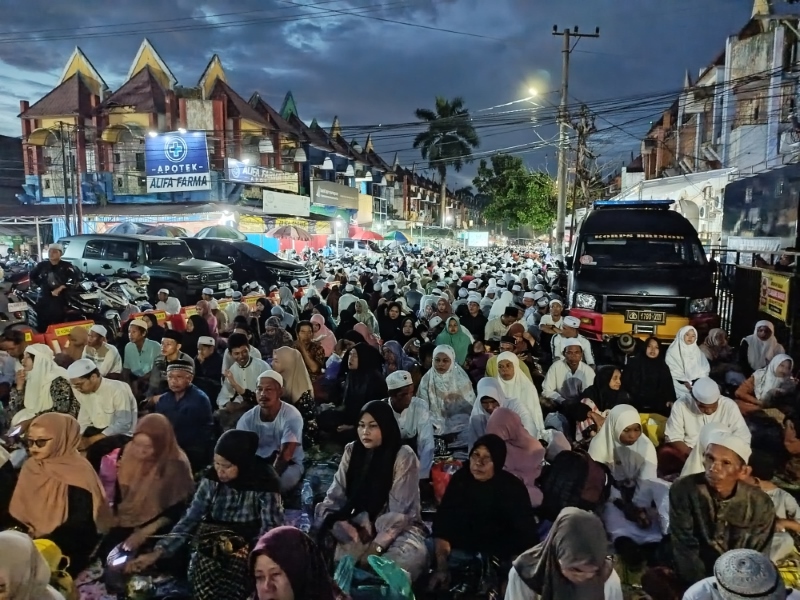 PENUH: Suasana jalan Sekumpul yang dipadati jemaah pada momen haul ke-20 KH Muhammad Zaini bin Abdul Ghani.
