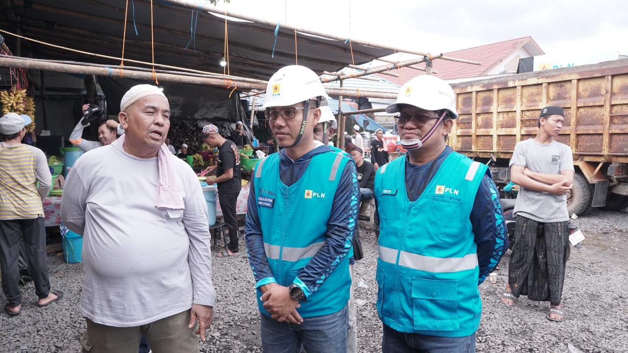 AKRAB: GM PLN UID Kalselteng, Ahmad Syauki saat berdialog dengan salah satu relawan Haul Abah Guru Sekumpul ke-20.