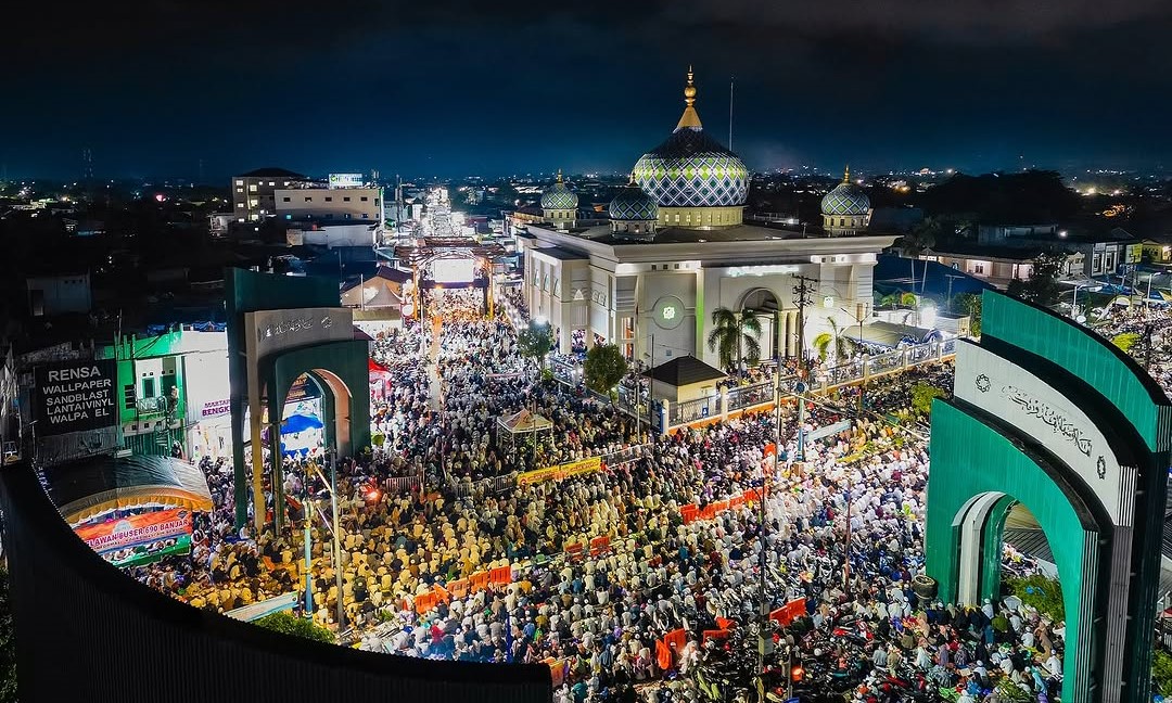 PADAT:Potret suasana malam hari saat perayaan Haul Abah Guru Sekumupul ke-20, dengan cahaya yang terang di suplai oleh listrik PLN UID Kalselteng.(foto-foto:PLN UID Kalselteng untuk Radar Banjarmasin)