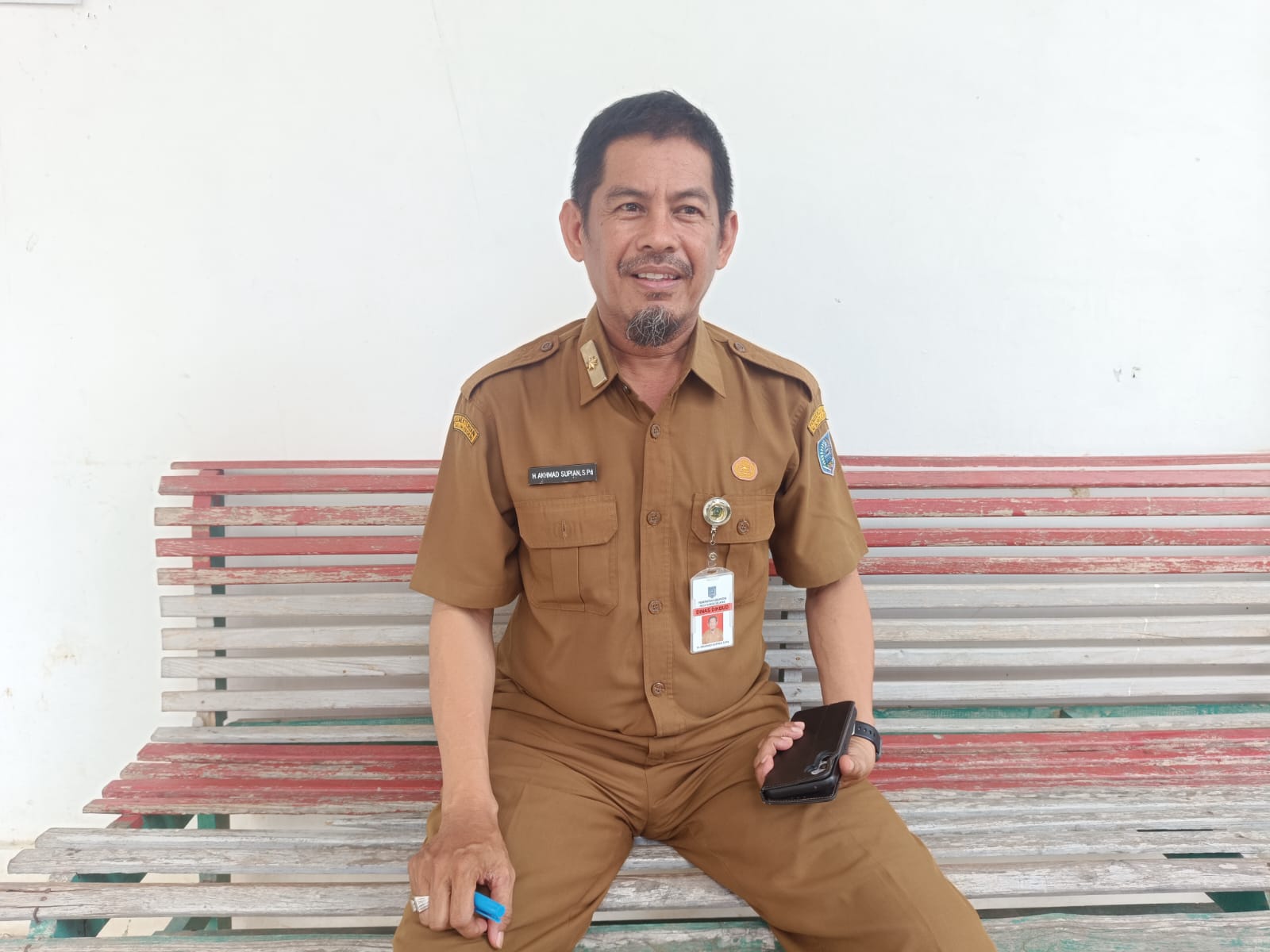 KONFIRMASI : Kepala Disdikbud HSS Akhmad Supian saat dikonfirmasi pihaknya sudah melakukan pendataan pelajar yang akan mendapatkan program MBG. Foto Salahudin/Radar Banjarmasin