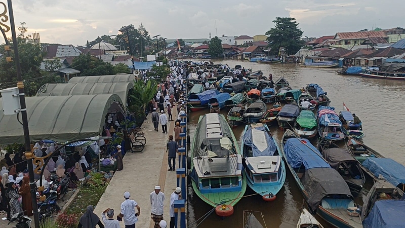 MAKIN BANYAK: Kapal dan kelotok jemaah yang sandar di dermaga Air Santri untuk menghadiri Haul ke-20 Guru Sekumpul.