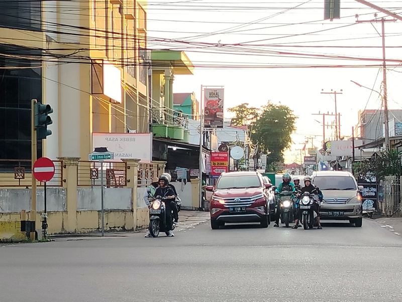 UJI COBA: Arus lalu lintas dua arah di Jalan Cemara Raya, Banjarmasin Utara, mulai diuji coba sejak awal pekan kemarin.