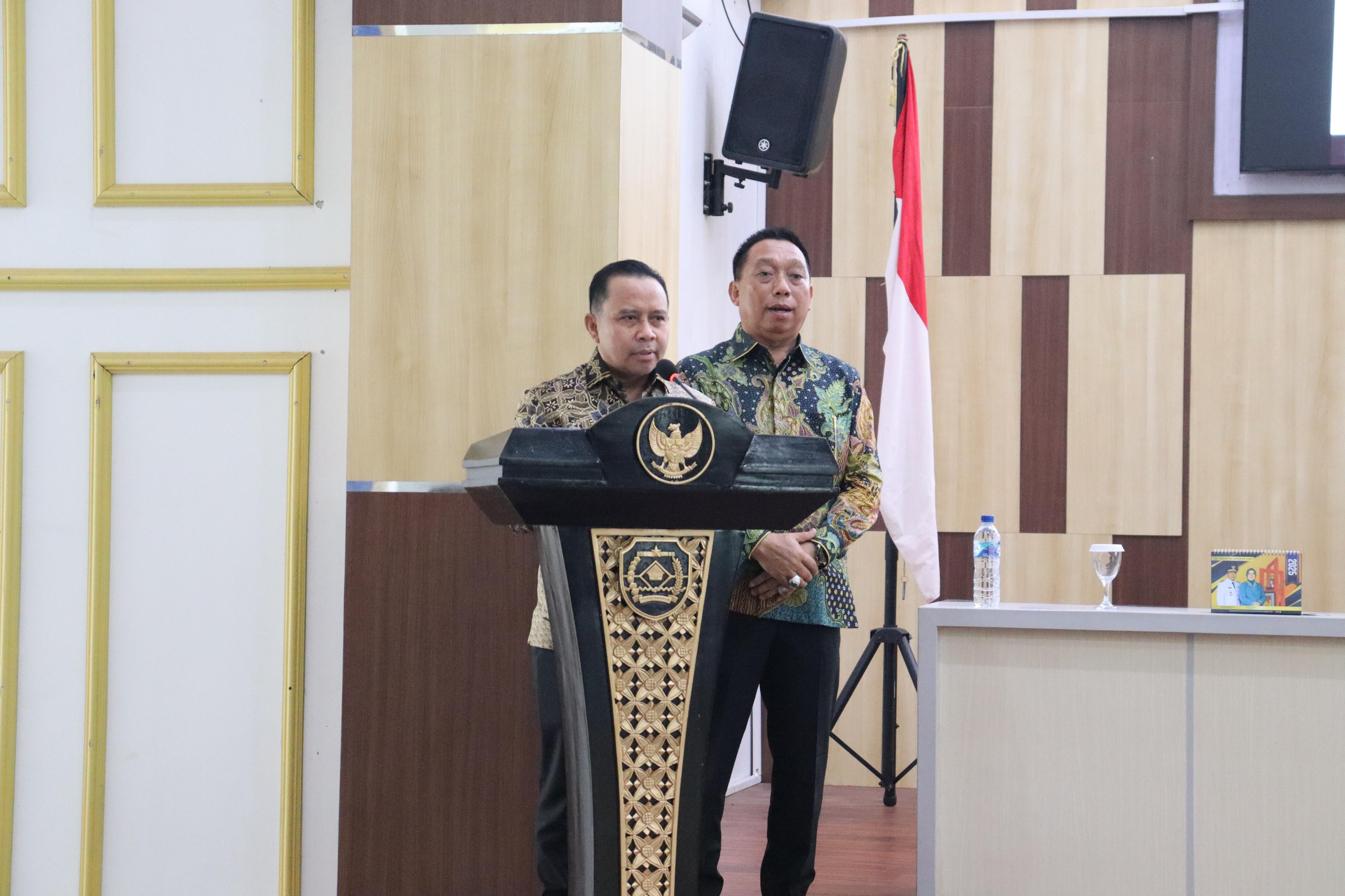 BICARA: H Yamani didampingi H Juanda menyampaikan terimakasih usai ditetapkan sebagai pemenang Pilkada Tapin tahun 2024. Foto Prokopim Setda Tapin